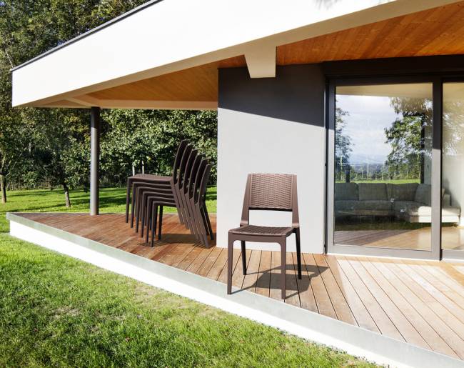 Стул пластиковый плетеный Verona коричневый 470х620х820 мм Стул пластиковый плетеный Verona коричневый 470х620х820 мм