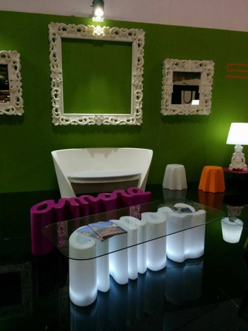 Скамья пластиковая дизайнерская Amore Standard фуксия 1450х380х450 мм