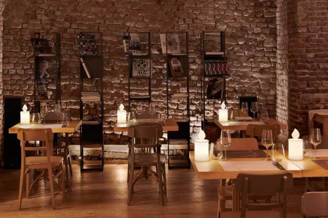 Светильник пластиковый настольный Fiammetta Lighting белый Ø105х225 мм