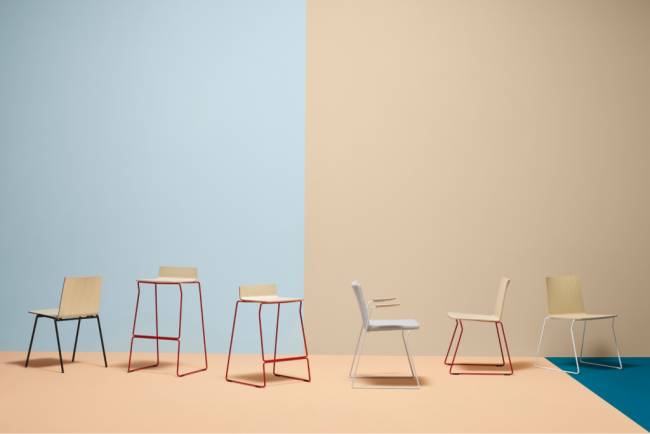 Стул деревянный на полозьях Osaka черный, беленный ясень 540х520х770 мм Стул деревянный на полозьях Osaka черный, беленный ясень 540х520х770 мм