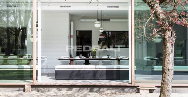 Стул пластиковый на полозьях Babila белый 540х500х800 мм