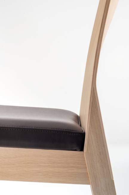 Стул деревянный мягкий Twig беленый дуб, черный 450х525х840 мм