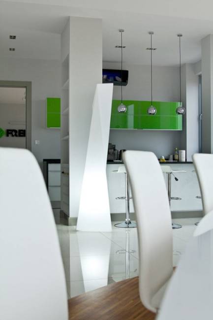 Светильник пластиковый напольный уличный Manhattan Lighting OUT белый 500х490х2000 мм