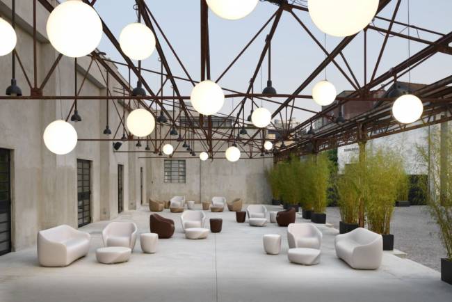 Столик пластиковый журнальный Reborn Standard туманный белый 420х400х450 мм