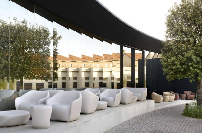 Столик пластиковый журнальный Reborn Standard туманный белый 420х400х450 мм