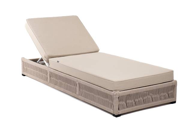 "Ривьера" шезлонг плетеный из роупа, каркас алюминий белый муар, роуп бежевый круглый, ткань бежевая 052 "Ривьера" шезлонг плетеный из роупа, каркас алюминий белый муар, роуп бежевый круглый, ткань бежевая 052