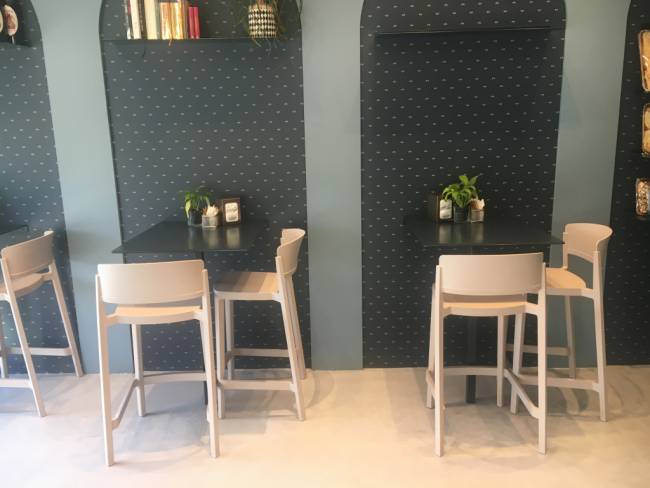 Стул пластиковый барный Abuela Stool 77 песочный 500х450х1010 мм