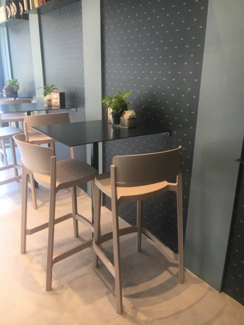 Стул пластиковый барный Abuela Stool 77 песочный 500х450х1010 мм