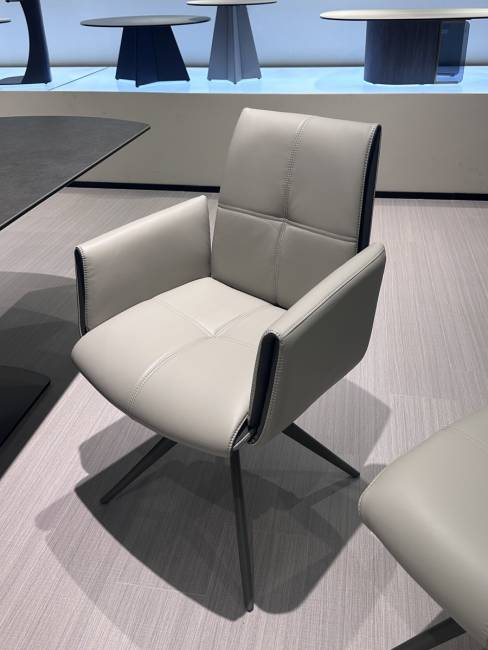 Стул STIG 360 град. поворот.  HF017-11 / HF017-12 Бежевый, экокожа / Черный каркас, ®DISAUR