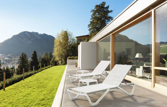 Столик пластиковый для шезлонга Wave Side Table белый 420х420х365 мм