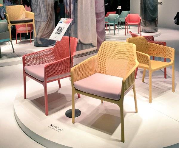 Кресло пластиковое Net Relax коралловый 670х710х865 мм