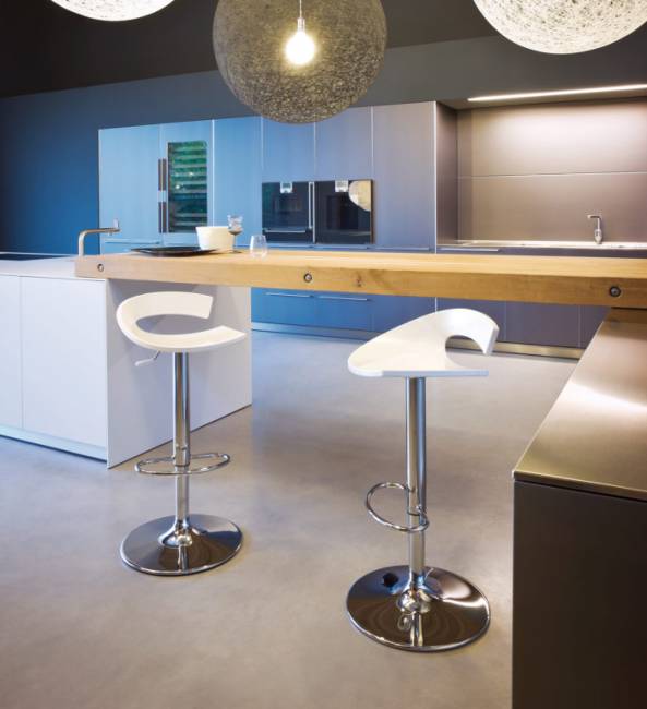 Стул пластиковый полубарный Swing AV 410х410х910 мм