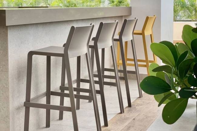 Стул пластиковый барный Trill Stool горчичный 500х530х965 мм