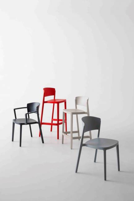 Стул пластиковый полубарный Abuela Stool 67 песочный 500х440х910 мм