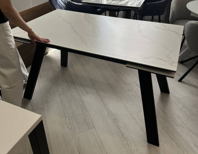 Стол МОРИС-2 140 БЕЛЫЙ МРАМОР АКТИВНЫЙ , керамика / Черный каркас, М-City