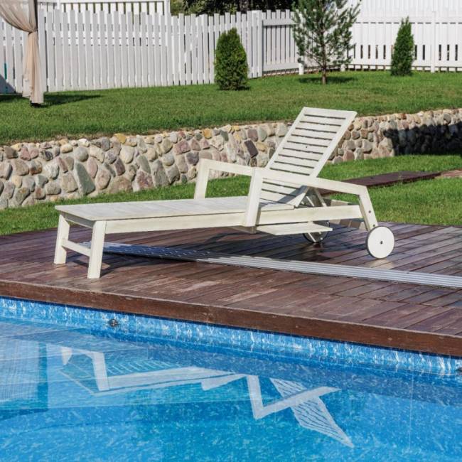 Шезлонг PAOLO на колесиках из акации белого цвета
