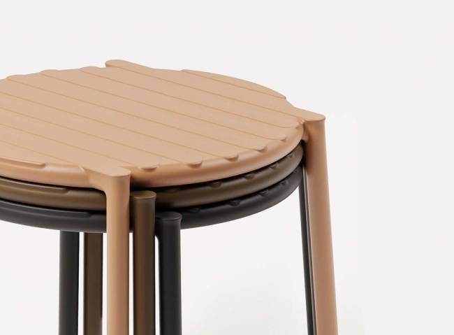 Столик пластиковый журнальный Doga капучино Ø500х400 мм