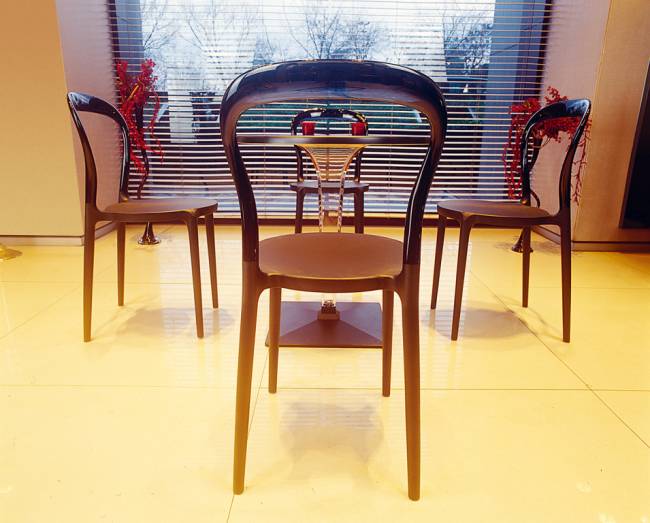 Стул пластиковый Mr Bobo темно-серый, дымчатый 420х500х850 мм Стул пластиковый Mr Bobo темно-серый, дымчатый 420х500х850 мм