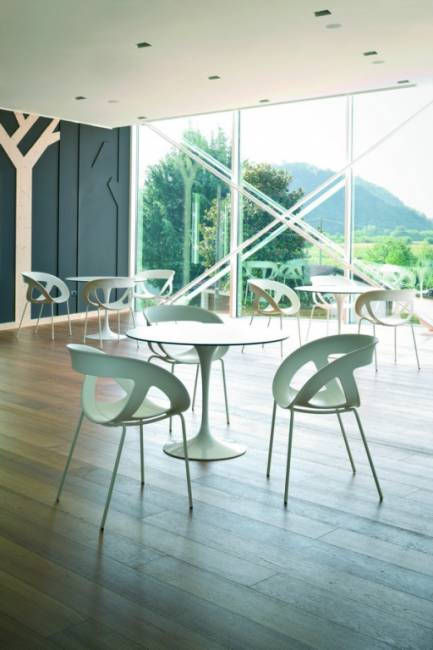 Кресло пластиковое Moema 69 черный 590х540х790 мм Кресло пластиковое Moema 69 черный 590х540х790 мм