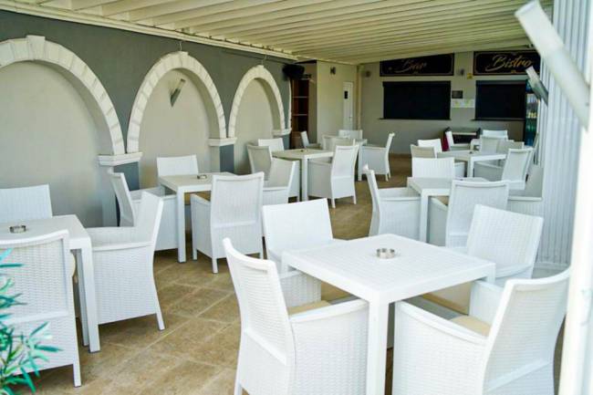 Кресло пластиковое плетеное с подушкой California белый 590х630х900 мм