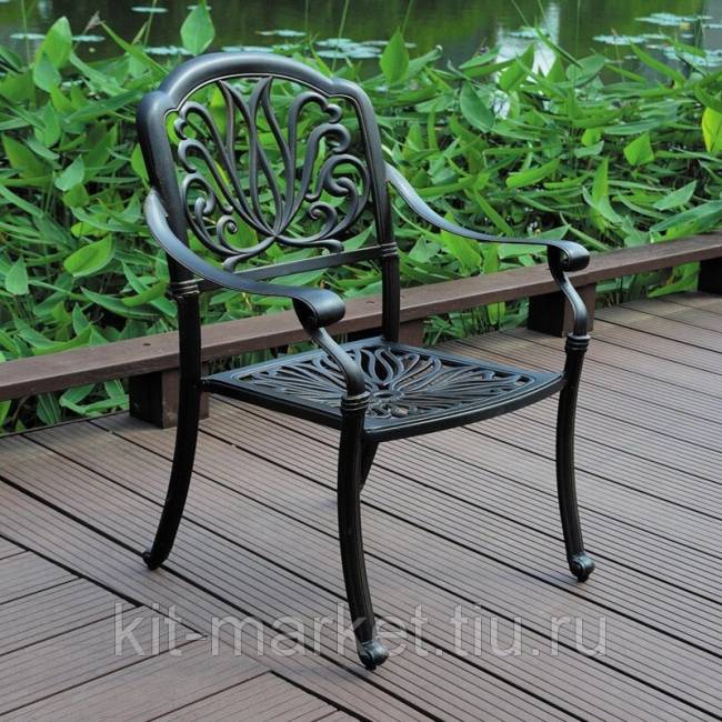 Обеденная группа из литого алюминия Louis VIII Обеденная группа из литого алюминия Louis VIII