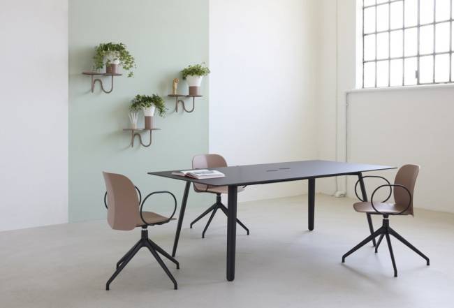 Кресло офисное пластиковое Mentha Go Green черный, карамельный 540х520х800 мм Кресло офисное пластиковое Mentha Go Green черный, карамельный 540х520х800 мм