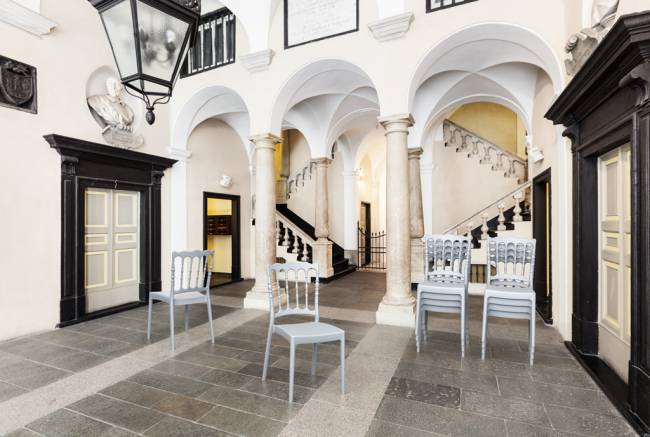 Стул пластиковый Napoleon светло-серый 450х550х920 мм Стул пластиковый Napoleon светло-серый 450х550х920 мм