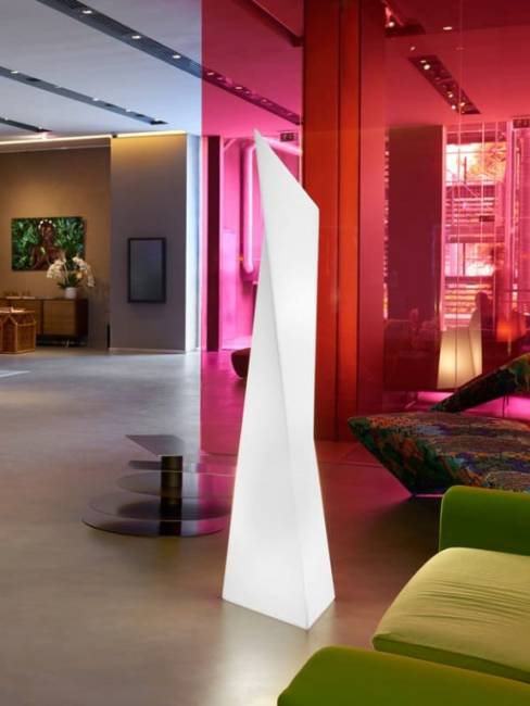 Светильник пластиковый напольный Manhattan Lighting IN белый 500х490х2000 мм