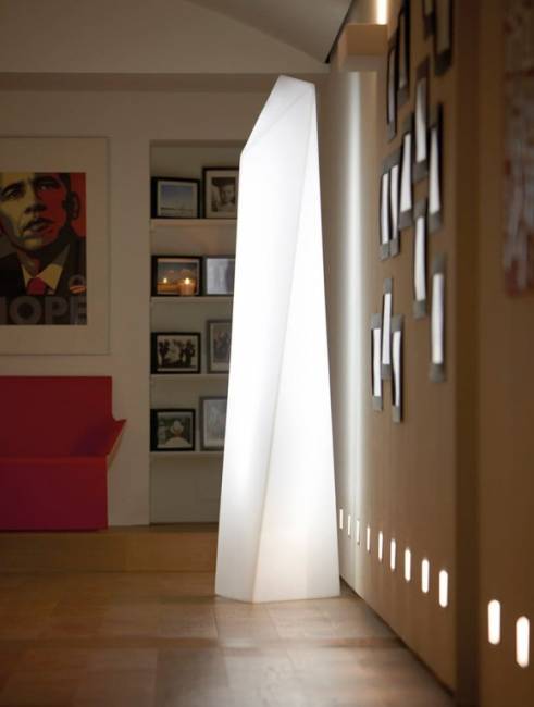 Светильник пластиковый напольный Manhattan Lighting IN белый 500х490х2000 мм