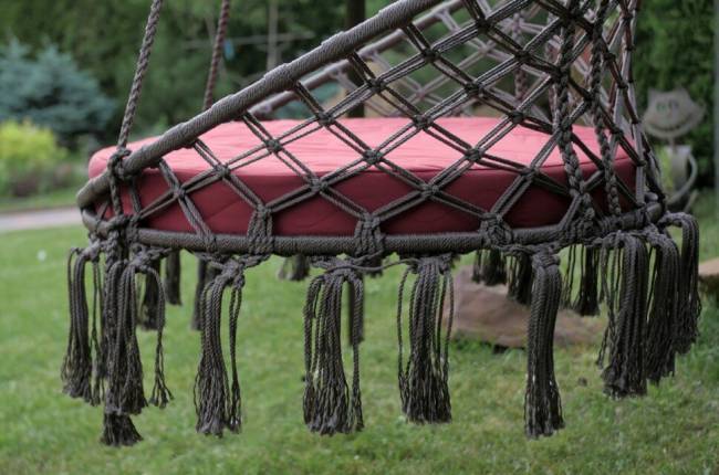 Подвесные плетеные качели ARUBA (коричневая) в комплекте с подушкой (цвет красный) без каркаса Подвесные плетеные качели ARUBA (коричневая) в комплекте с подушкой (цвет красный) без каркаса