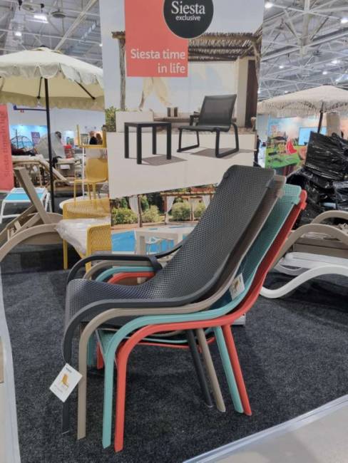 Лаунж-кресло пластиковое Net Lounge антрацит 615х900х990 мм Лаунж-кресло пластиковое Net Lounge антрацит 615х900х990 мм