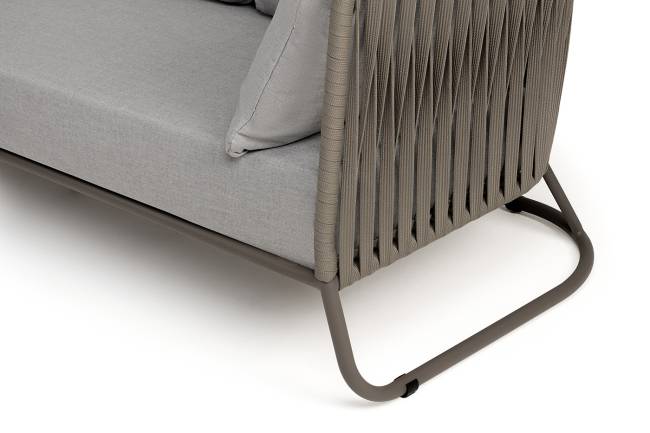 "Багамы" диван 3-местный плетеный из роупа, каркас алюминий бежево-серый (RAL7006) муар, роуп серо-коричневый 23мм, ткань светло-серая "Багамы" диван 3-местный плетеный из роупа, каркас алюминий бежево-серый (RAL7006) муар, роуп серо-коричневый 23мм, ткань светло-серая