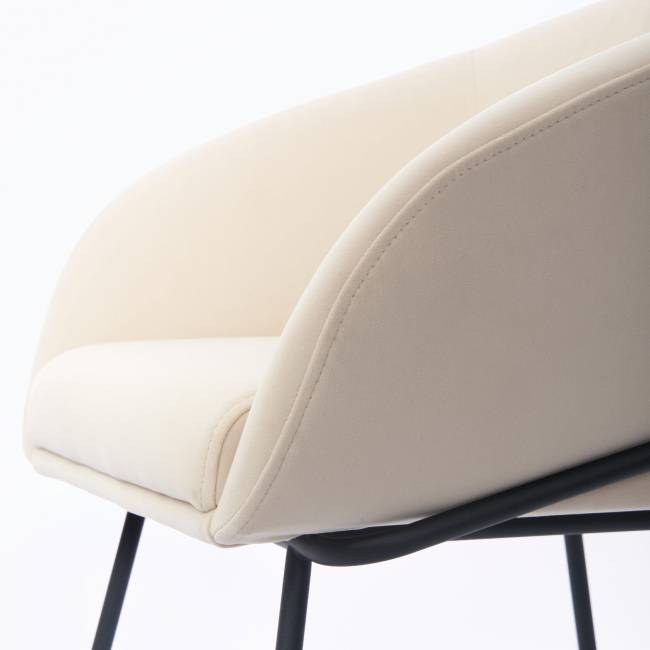 Дизайнерский стул Elegans бежевый, основание металл черный Дизайнерский стул Elegans бежевый, основание металл черный