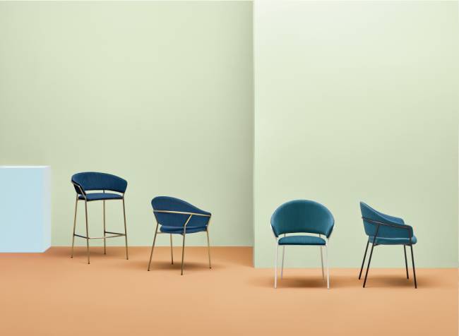 Кресло барное с обивкой Jazz черный, красный 620х530х1000 мм Кресло барное с обивкой Jazz черный, красный 620х530х1000 мм