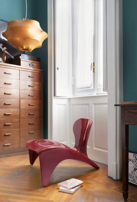 Лаунж-стул пластиковый Isetta Lacquered матовый красный 780х860х620 мм