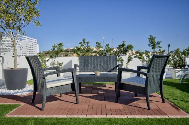 Кресло пластиковое плетеное с подушкой Miami Lounge Armchair антрацит 720х760х890 мм Кресло пластиковое плетеное с подушкой Miami Lounge Armchair антрацит 720х760х890 мм