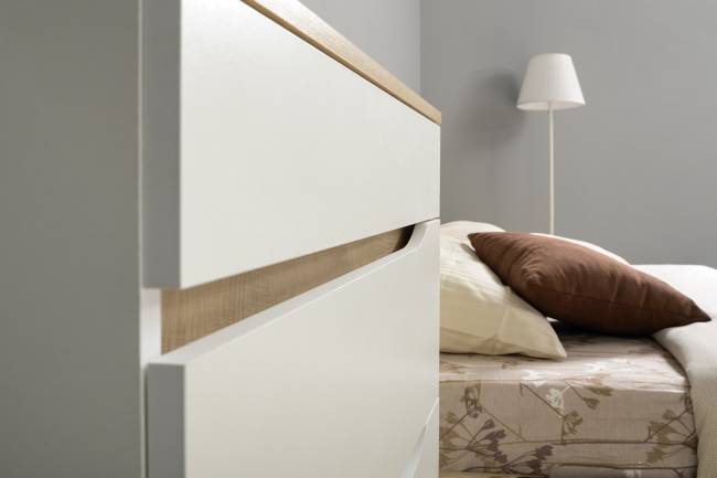 Кровать с подъёмным ортопедом Муссон 1600 с тумбочкой и комодом с зеркалом СВК цвет белый/дуб эндгрейн элегантный/кожзам белый