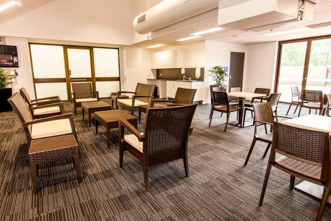 Кресло пластиковое плетеное с подушкой Miami Lounge Armchair коричневый 720х760х890 мм