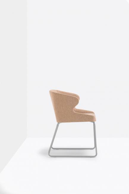 Кресло на полозьях с обивкой Leila 545х560х750 мм