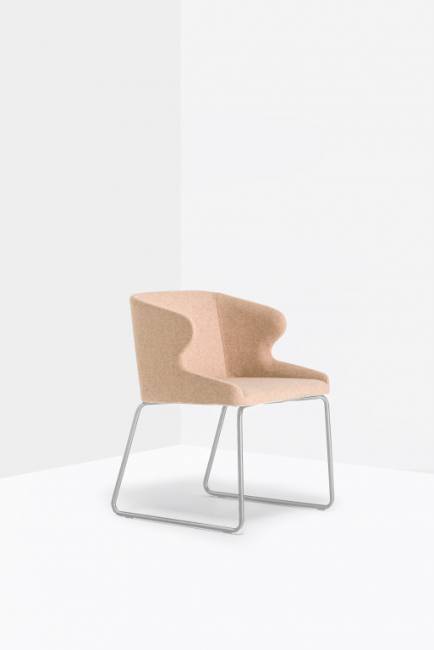 Кресло на полозьях с обивкой Leila 545х560х750 мм