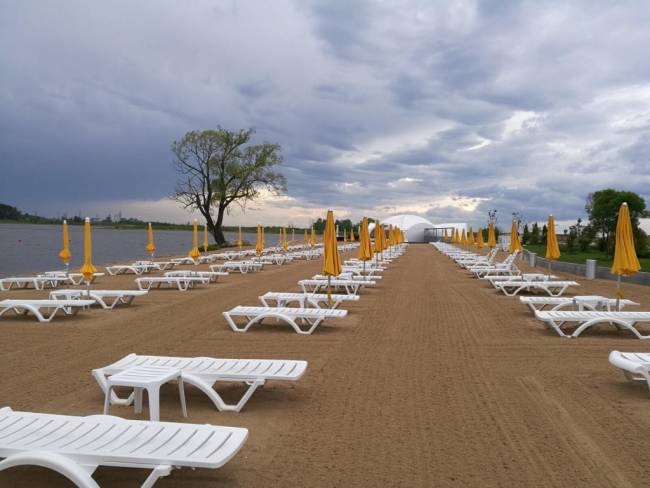 Шезлонг-лежак пластиковый Aqua белый 1870x500x300 мм