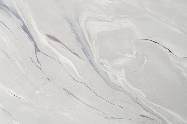 "Женева" интерьерный стол из HPL шестиугольный, D50, H35, цвет "мрамор пепел", каркас из стали белый муар