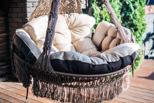 Подвесное плетеное кресло качели CARTAGENA (цвет светло-коричневый) с подушками (цвет бежевый) без каркаса