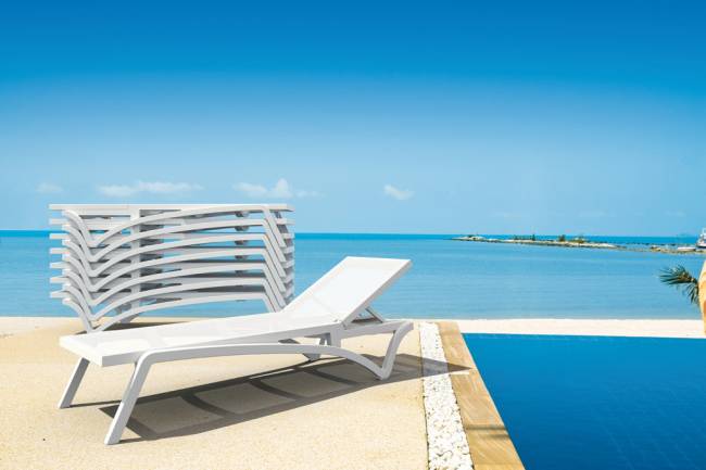 Шезлонг-лежак пластиковый Pacific белый 1930х680х350 мм