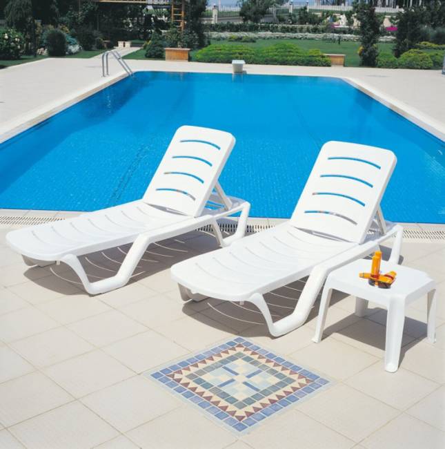 Шезлонг-лежак пластиковый Bahama белый 1870x540x300 мм