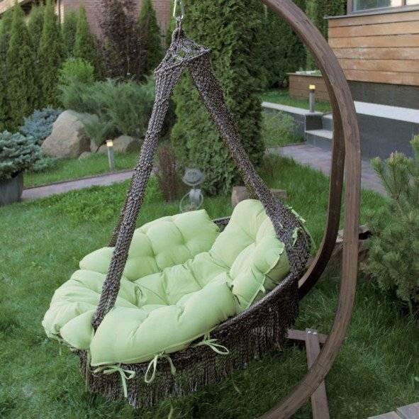 Подвесное плетеное кресло качели CARTAGENA (цвет светло-коричневый) с подушками (цвет зеленый) без каркаса
