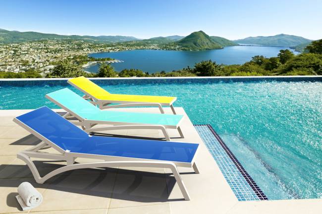 Шезлонг-лежак пластиковый Pacific белый, голубой 1930х680х350 мм