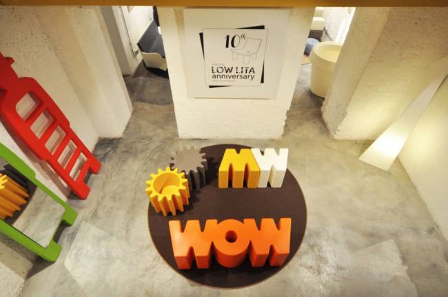 Скамья пластиковая дизайнерская Wow Standard 1470х430х430 мм