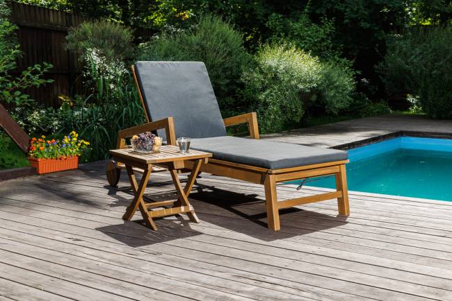 Комплект из шезлонга PAOLO и столика RAMON  из акации(teaklook)