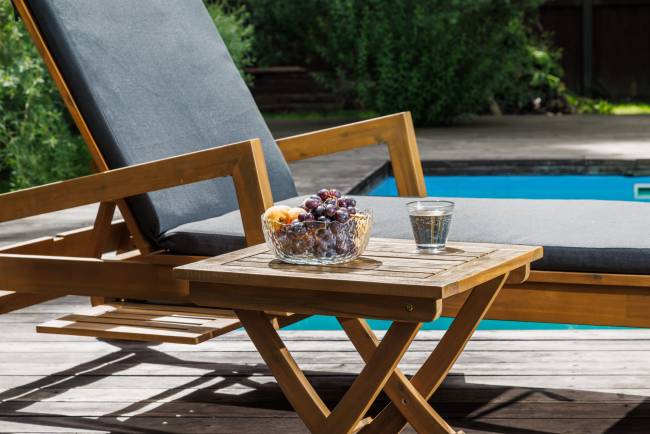 Комплект из шезлонга PAOLO и столика RAMON  из акации(teaklook)